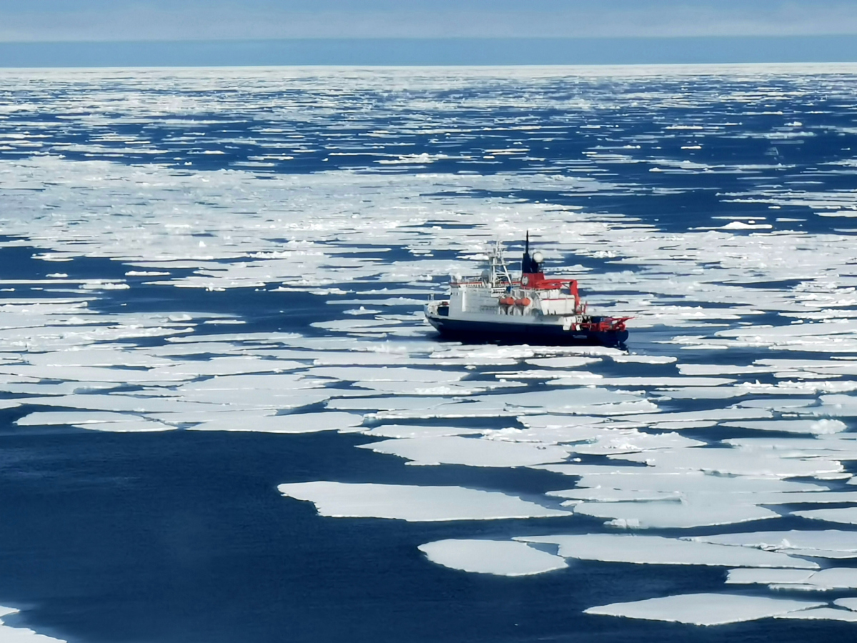 Das Foprschungsschiff Polarstern im arktischen Meereis.
