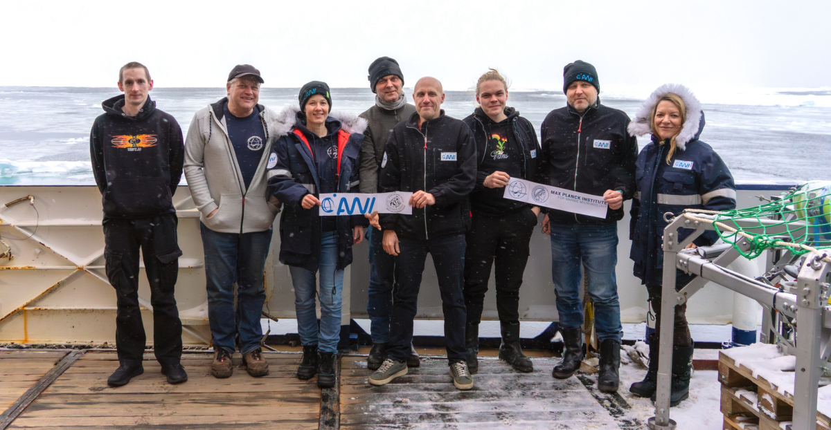 MPI members of the HGF-MPG Joint Research Group for Deep-Sea Ecology and Technology on board the research icebreaker Polarstern during the ArcWatch-1 expedition to the central Arctic Ocean.  From left to right: Jakob Barz, Axel Nordhausen, Christina Bienhold, Felix Janssen, Matthias Wietz, Ruben Schulte-Hillen, Frank Wenzhöfer, Antje Boetius. (Photo: Frederic Tardeck)