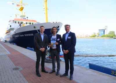 This year's BRIESE prize winner Hagen Buck-Wiese (centre) with Oliver Zielinski (left), Director of the Leibniz Institute for Baltic Sea Research Warnemünde, and Klaus Küper (right), Head of BRIESE Research Research Shipping (Photo: IOW / K. Beck)