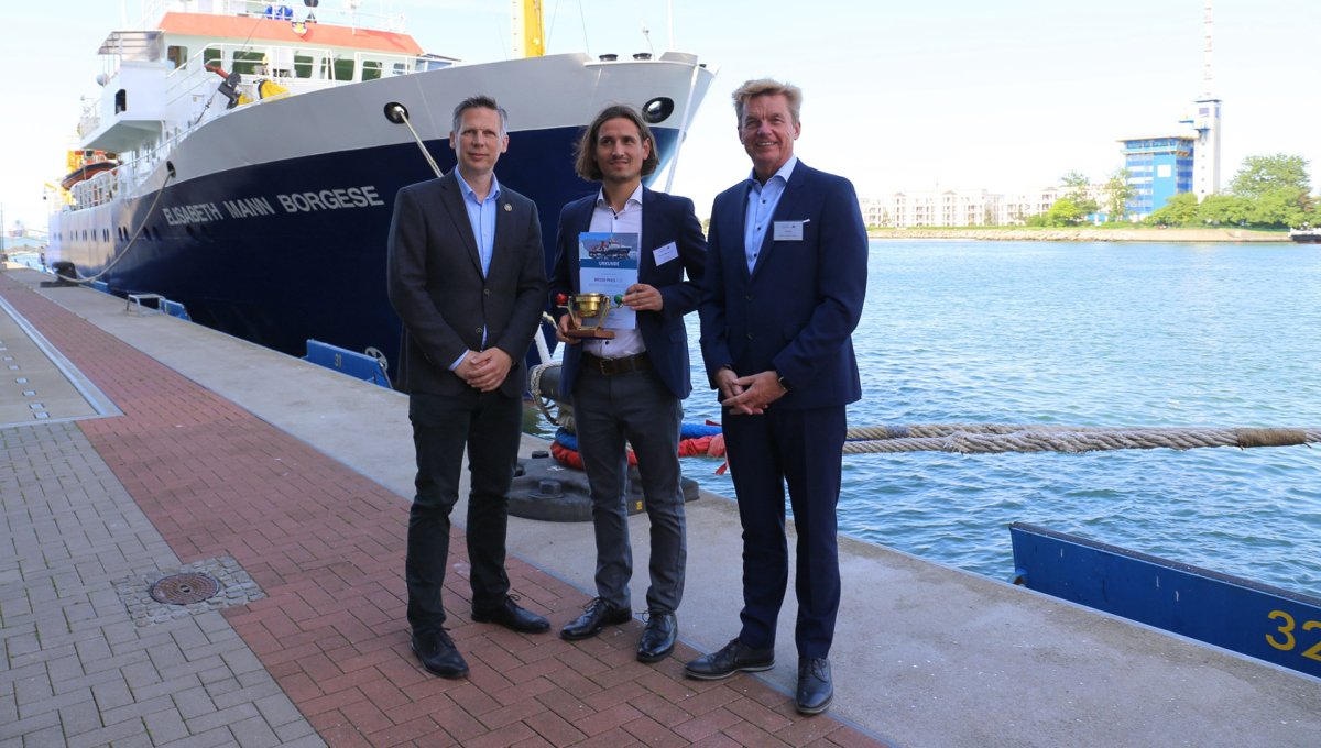 This year's BRIESE prize winner Hagen Buck-Wiese (centre) with Oliver Zielinski (left), Director of the Leibniz Institute for Baltic Sea Research Warnemünde, and Klaus Küper (right), Head of BRIESE Research Research Shipping (Photo: IOW / K. Beck)