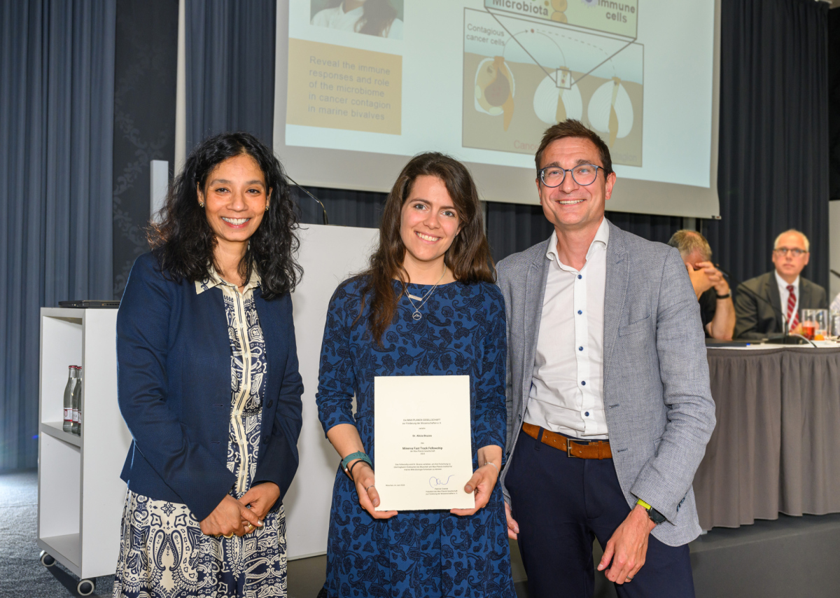 Alicia Bruzos receives the prize