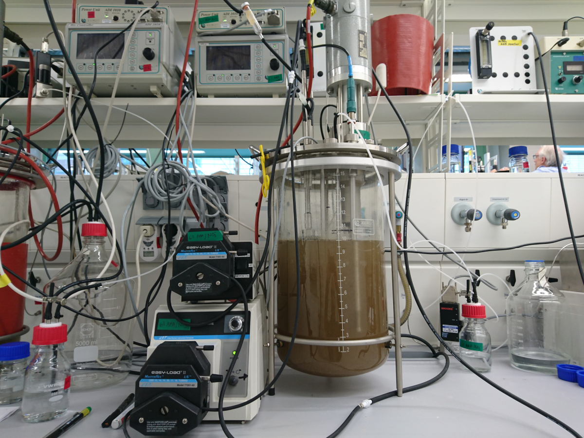 Einer der Bioreaktoren, in denen Kartal und seine Kollegen die rostfressenden Mikroben fanden. (© Max-Planck-Institut für Marine Mikrobiologie, B. Kartal)