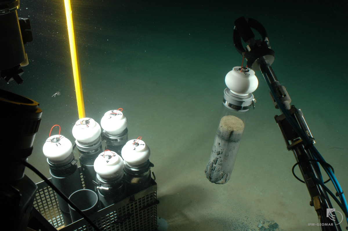 Tauchboot JAGO nimmt Sedimentkerne am Meeresboden.