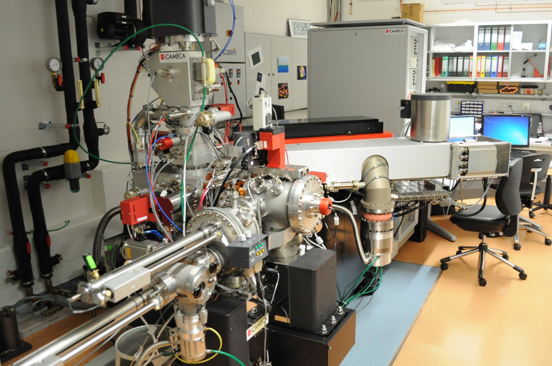 Nanometer-scale secondary ion mass spectrometer 50L (Cameca)