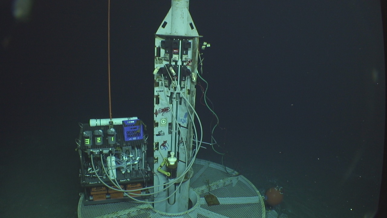 Der Unterwasserrobotor Jason tauscht ein Bohrlochobservatorium am Boden des Atlantiks aus.