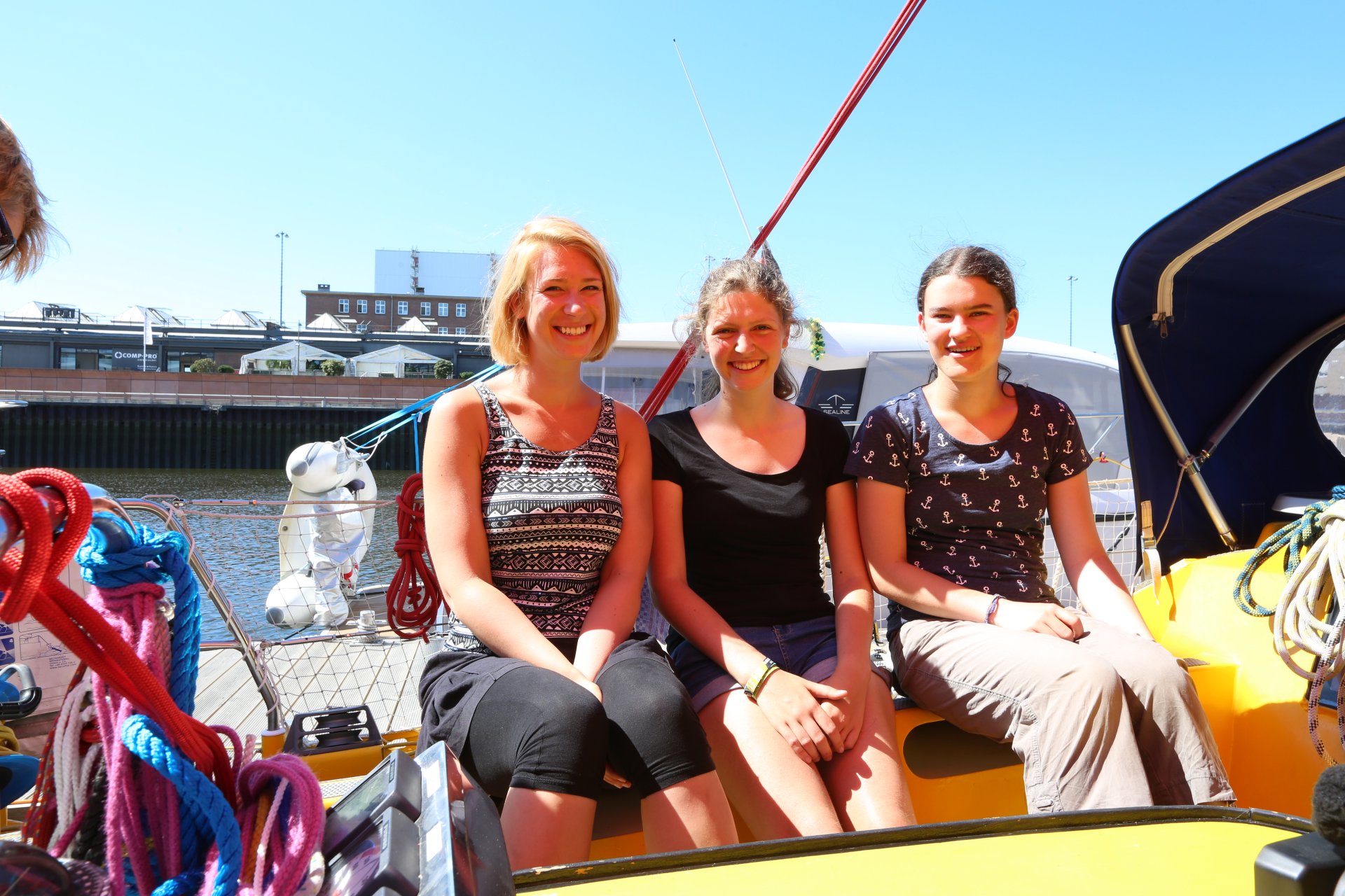 MPI-Dok­to­ran­din An­ne­ke Heins be­treut Nach­wuchs­for­sche­rin­nen an Bord der Al­de­ba­ran