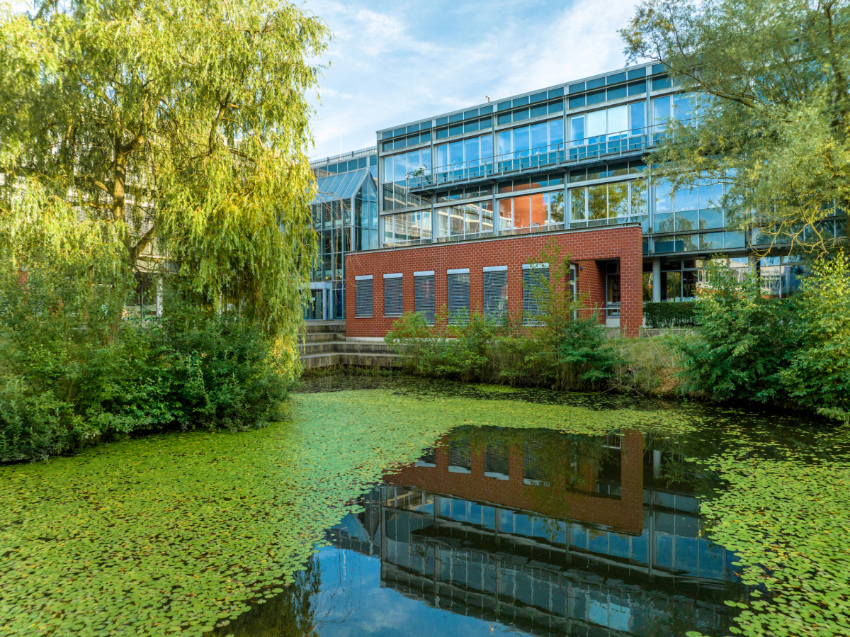 Gebäude des Max-Planck-Instituts für Marine Mikrobiologie mit See