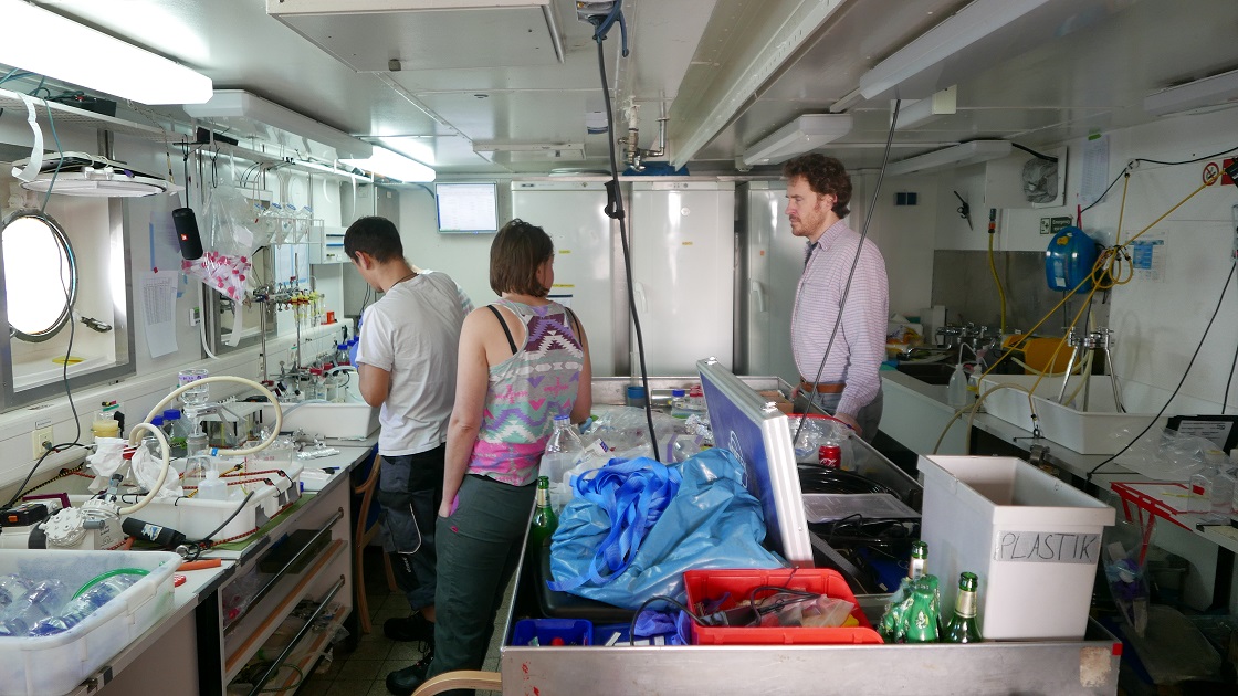 Hagen, Hannah und Jan-Hendrik nach 24 Stunden Arbeit im Labor. Foto: MARUM, Universität Bremen