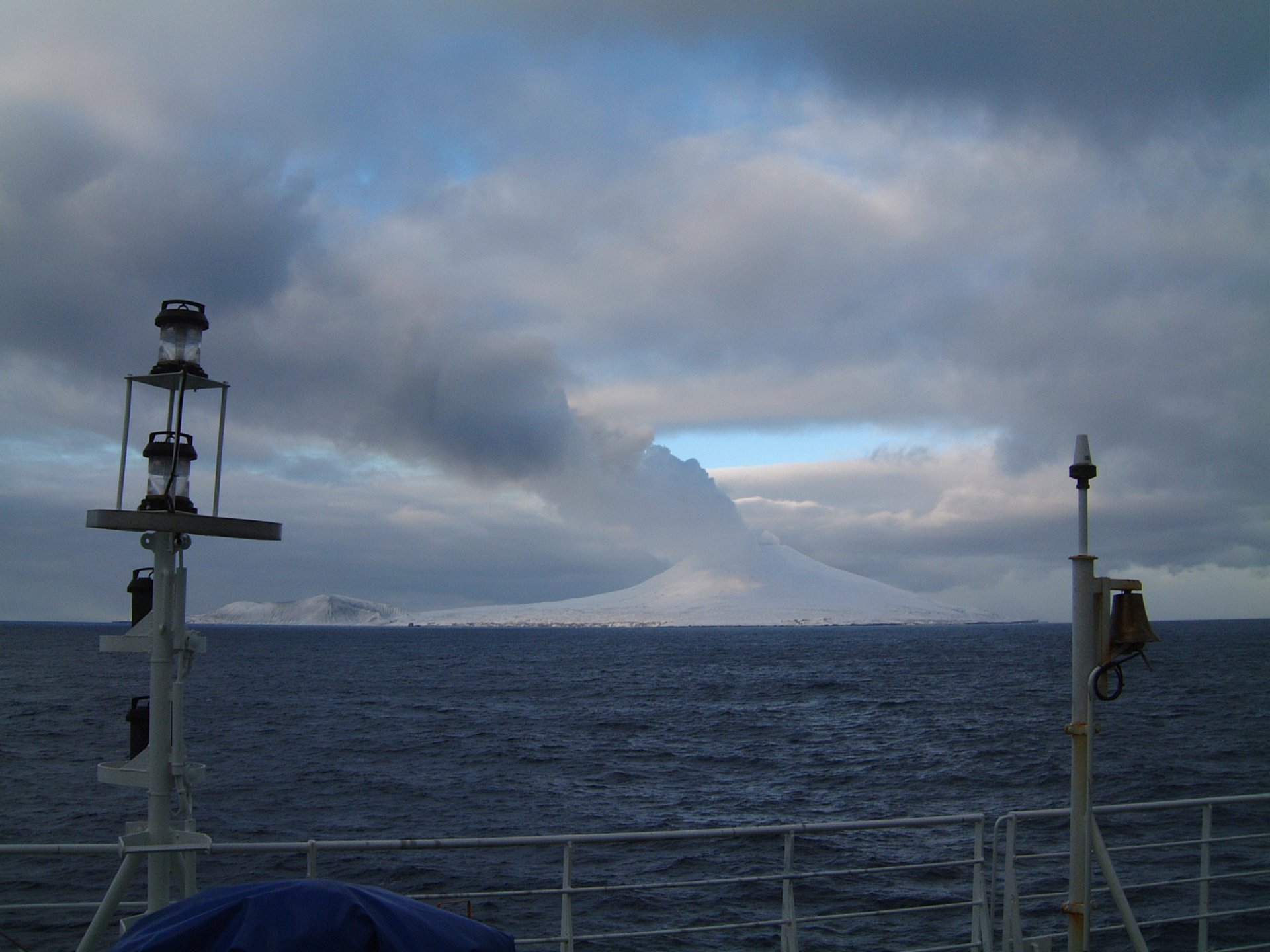 Blick von Polarstern  auf den aktiven Stratovulkan der Saunders Insel, Süd-Sandwich Vulkanbogen. Foto: vdl