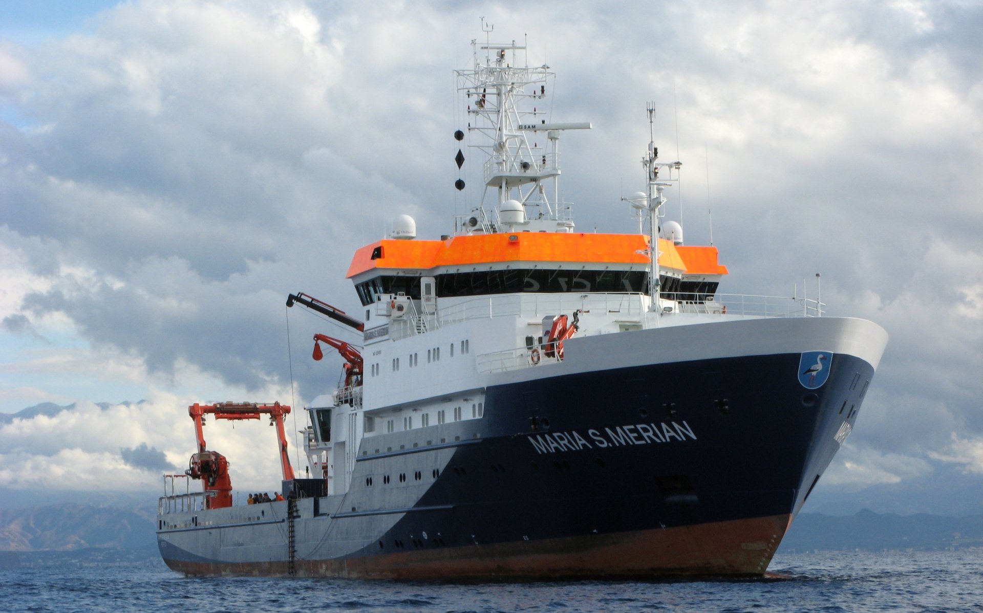 Das Forschungsschiff MARIA S. MERIAN beim Einsatz im Mittelmeer, Oktober 2009 (MSM13-2). (Universität Hamburg/LDF/N. Verch)