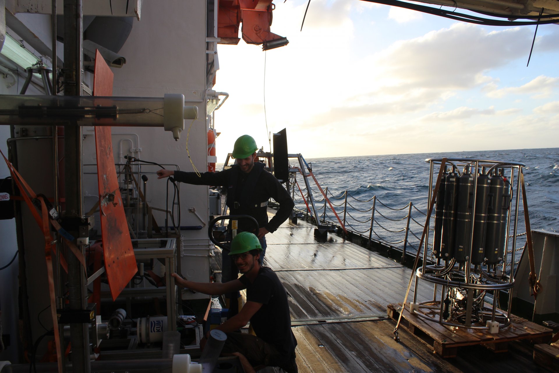 Steffen und Soeren bereiten an Deck der Poseidon eine Kamera vor, die Unterwasseraufnahmen von Zooplankton und Partikeln macht. (© Max-Planck-Institut für Marine Mikrobiologie)