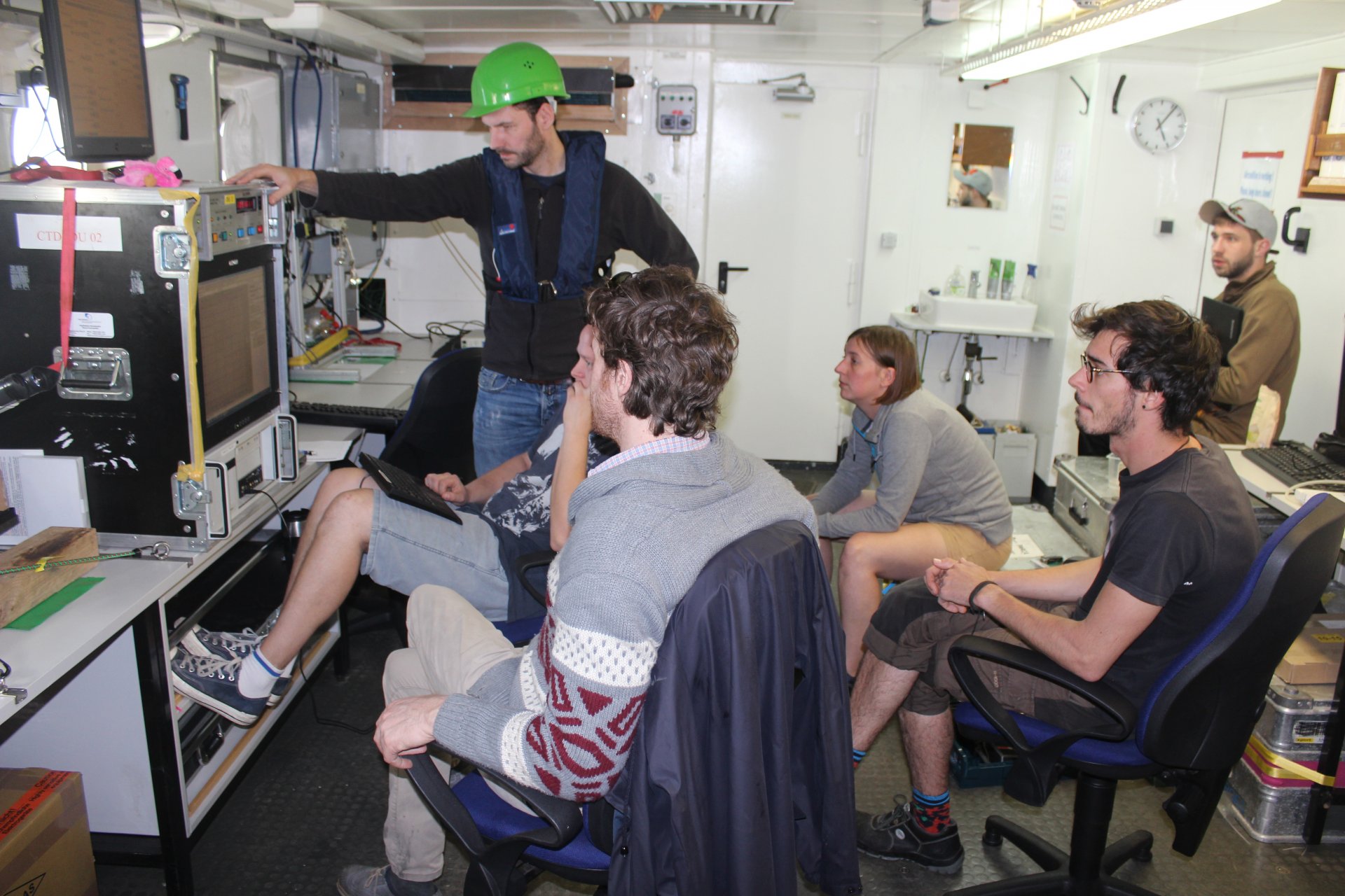 Tense faces as the first depth profile from the CTD appears on the screen. (© Max Planck Institute for Marine Microbiology)