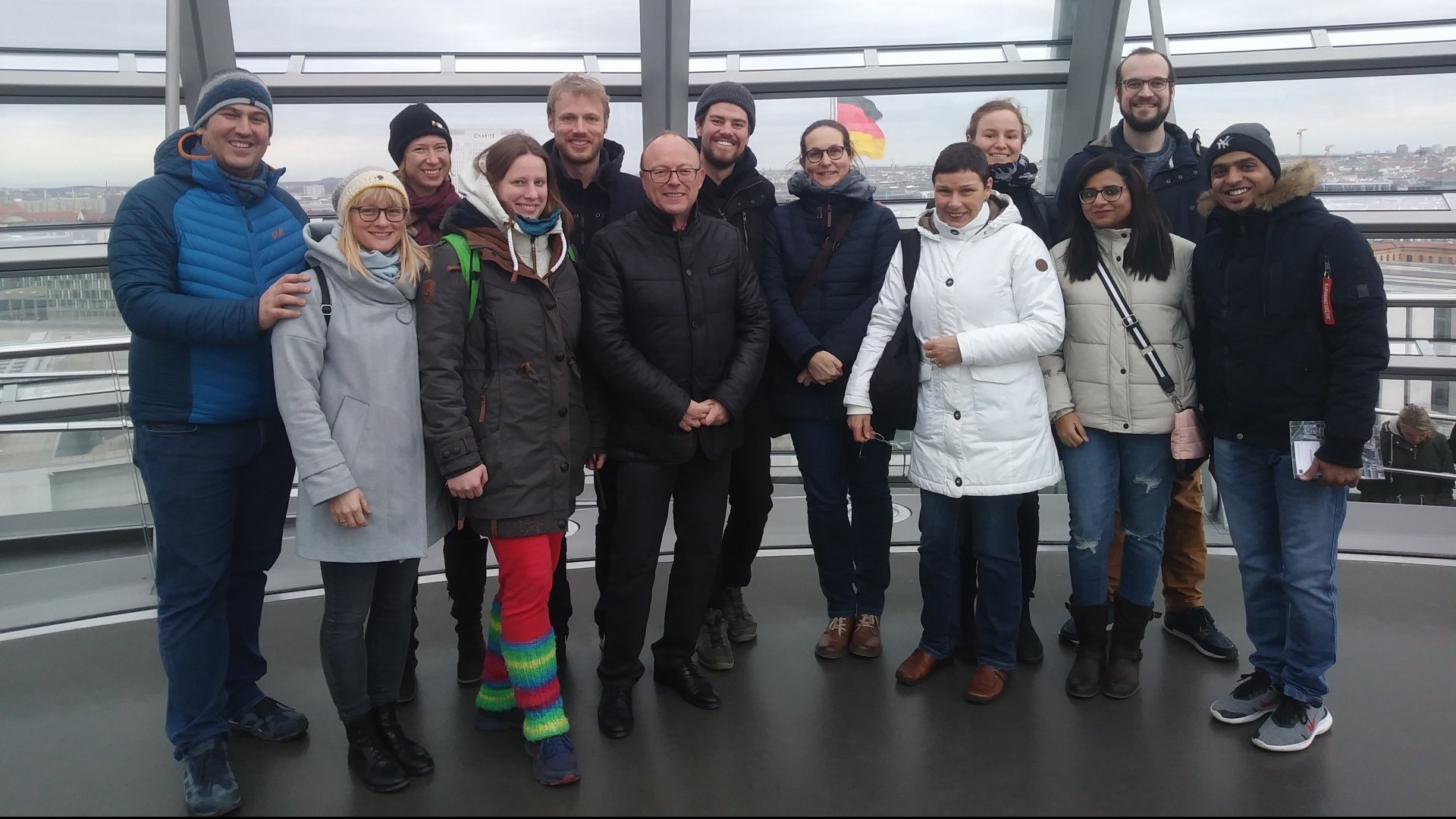 Die Besucher Gruppe des Bremer Max-Planck-Instituts für Marine Mikrobiologie in der Kuppel des Berliner Reichstagsgebäudes.