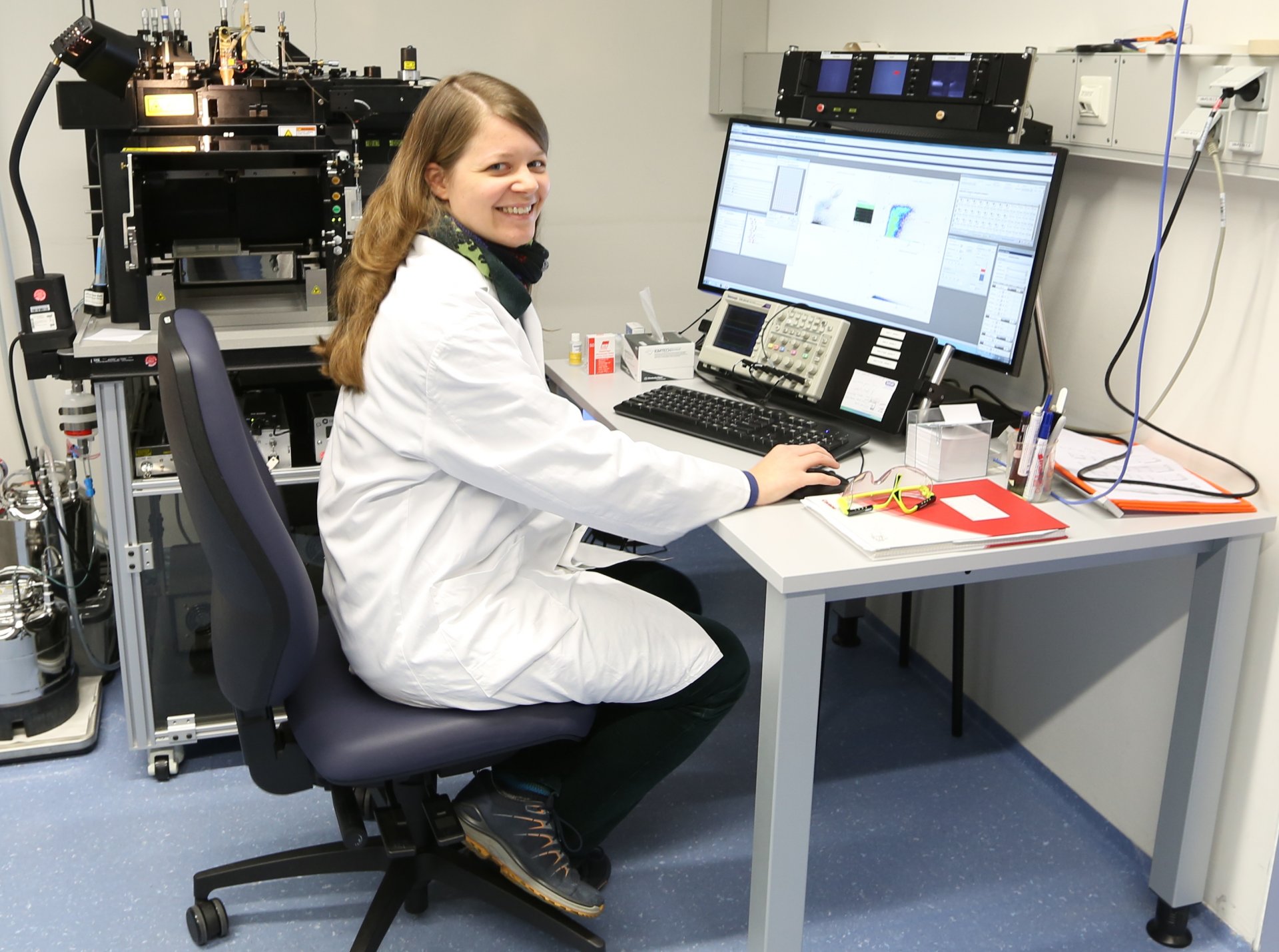 Anissa Grieb am Durchflusszytometer (© Max-Planck-Institut für Marine Mikrobiologie/ K. Matthes)