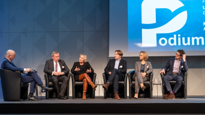 Podiumsgespräch: Moderator Karsten Schwanke diskutiert mit Norbert Brackmann, Koordinator der Bundesregierung für die maritime Wirtschaft, Nicole Dubilier, Direktorin am Max-Planck-Institut für Marine Mikrobiologie, Kim Detloff, Leiter Meeresschutz beim Naturschutzbund Deutschland e.V., Nele Matz-Lück, Sprecherin des Future Ocean Netzwerks an der Christian-Albrechts-Universität zu Kiel, Ulrich Schnabel, Wissenschaftsredakteur DIE ZEIT (v.l.n.r.). | Bild: DAM, Dirk Enters Podiumsgespräch: Moderator Karsten Schwanke diskutiert mit Norbert Brackmann, Koordinator der Bundesregierung für die maritime Wirtschaft, Nicole Dubilier, Direktorin am Max-Planck-Institut für Marine Mikrobiologie, Kim Detloff, Leiter Meeresschutz beim Naturschutzbund Deutschland e.V., Nele Matz-Lück, Sprecherin des Future Ocean Netzwerks an der Christian-Albrechts-Universität zu Kiel, Ulrich Schnabel, Wissenschaftsredakteur DIE ZEIT (v.l.n.r.). | Bild: DAM, Dirk Enters