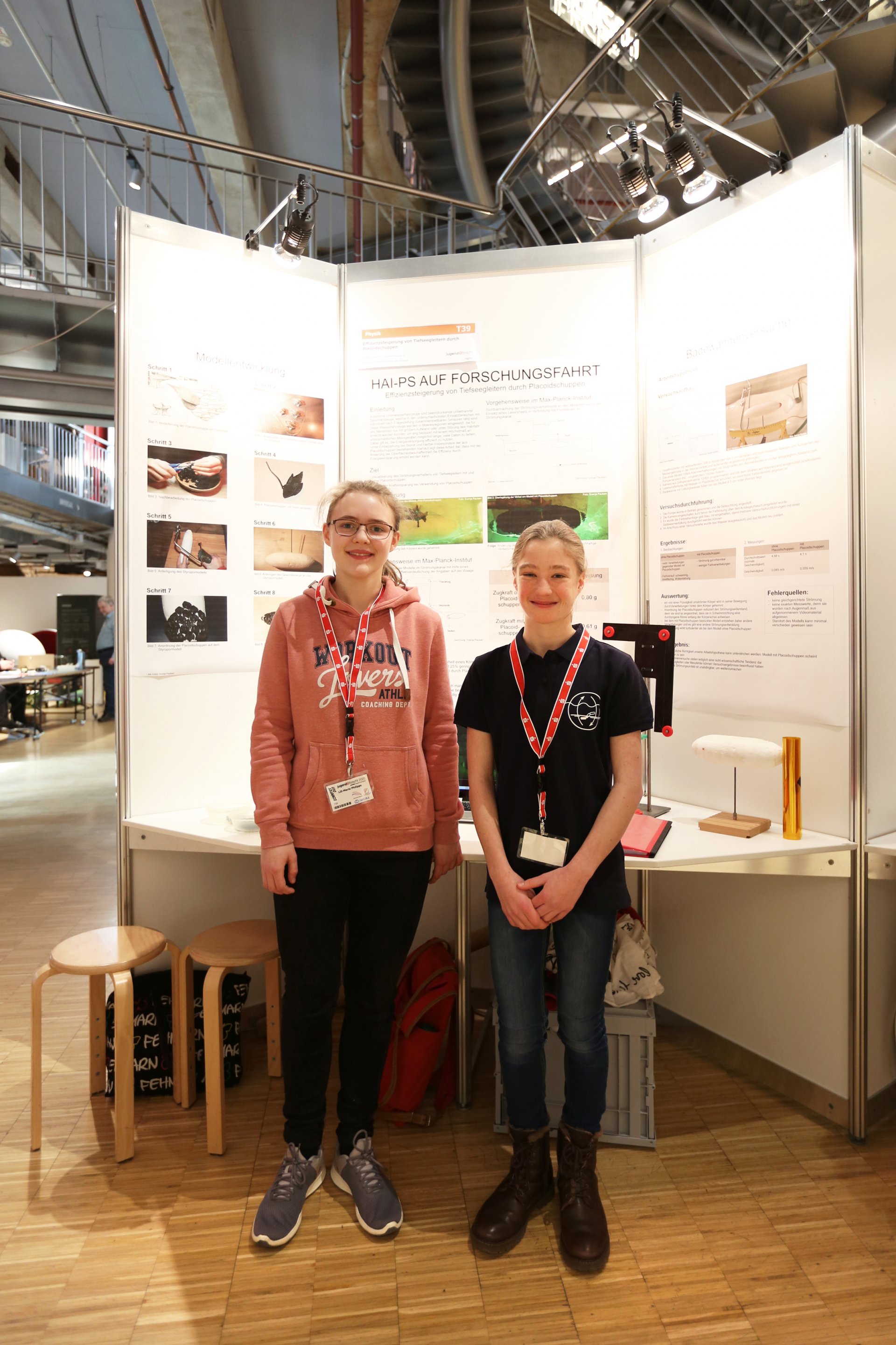 Lill-Marie Phillips (links) und Svenja Paulsen an ihrem Stand beim Regionalwettbewerb Bremen-Mitte im Universum (Foto: Max-Planck-Institut für Marine Mikrobiologie / A. Esken)