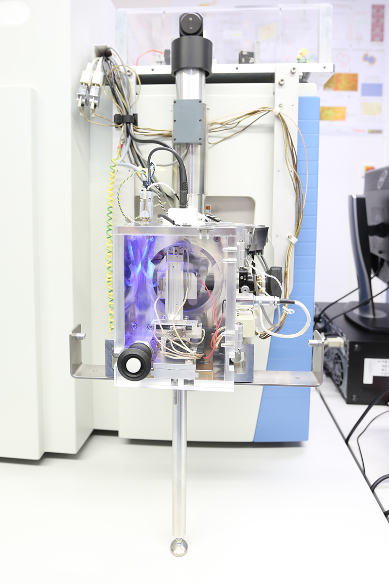 Der Laser am MALDI scannt eine Probe.  (© Max-Planck-Institut für Marine Mikrobiologie/ K. Matthes)