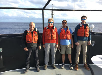 Carol Arnosti an Bord der RV Endeavor beim Sammeln von Proben zur späteren Analyse in Bremen. Von links nach rechts: Rudolf Amann (Max-Planck-Institut für Marine Mikrobiologie), Carol Arnosti und Sherif Ghobrial (beide von der Universität North Carolina) und Jan-Hendrik Hehemann (Max-Planck-Institut für Marine Mikrobiologie) Carol Arnosti an Bord der RV Endeavor beim Sammeln von Proben zur späteren Analyse in Bremen. Von links nach rechts: Rudolf Amann (Max-Planck-Institut für Marine Mikrobiologie), Carol Arnosti und Sherif Ghobrial (beide von der Universität North Carolina) und Jan-Hendrik Hehemann (Max-Planck-Institut für Marine Mikrobiologie)