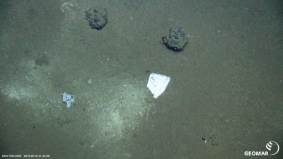 Quarkverpackung neben Manganknollen in mehr als 4000 Metern Wassertiefe im sogenannten DISCOL-Gebiet (Südostpazifik). (© GEOMAR, ROV-Team) Quarkverpackung neben Manganknollen in mehr als 4000 Metern Wassertiefe im sogenannten DISCOL-Gebiet (Südostpazifik). (© GEOMAR, ROV-Team)