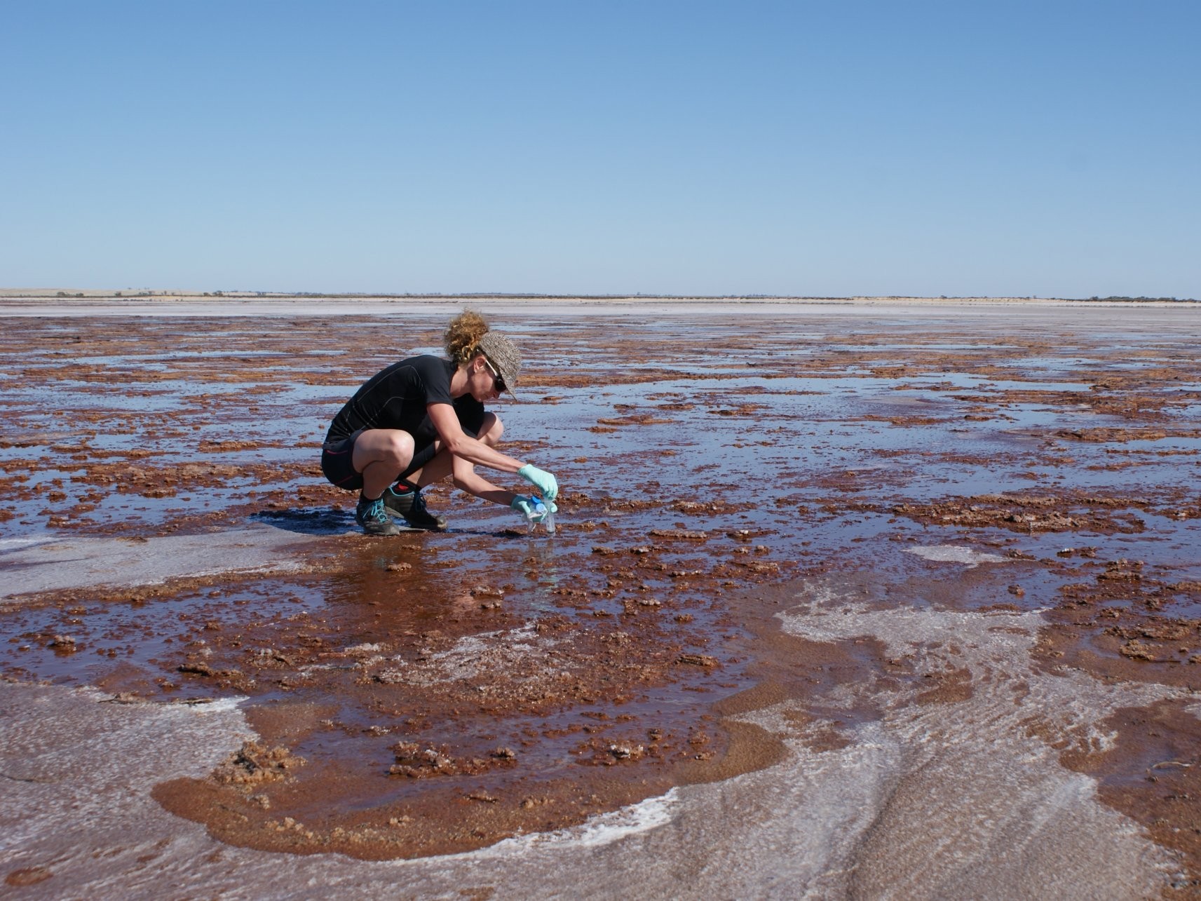 Susanne Erdmann auf der Suche nach Archaea-Viren an einem Salzsee in Australien.