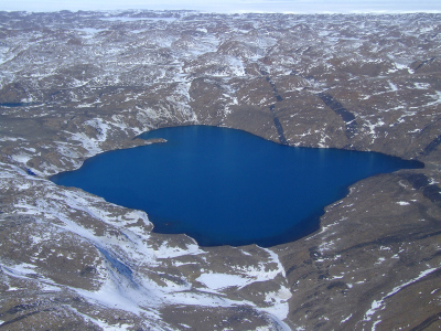 Der Deep Lake in den Vestfold Hills in der Antarktis. Der 36 Meter tiefe See ist so salzig, dass sein Wasser bis zu einer Temperatur von minus 20 Grad flüssig bleibt. Hier entdeckten Erdmann und ihre Kollegen von der University of New South Wales die virusähnlichen genetischen Elemente. (© Rick Cavicchioli, University of New South Wales Sydney) Der Deep Lake in den Vestfold Hills in der Antarktis. Der 36 Meter tiefe See ist so salzig, dass sein Wasser bis zu einer Temperatur von minus 20 Grad flüssig bleibt. Hier entdeckten Erdmann und ihre Kollegen von der University of New South Wales die virusähnlichen genetischen Elemente. (© Rick Cavicchioli, University of New South Wales Sydney)