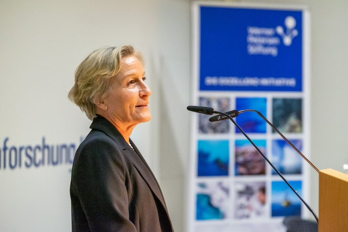 Nicole Dubilier during her keynote speech on the occasion of the awarding of the Petersen Excellence Professorship. (Jan Steffen/GEOMAR)