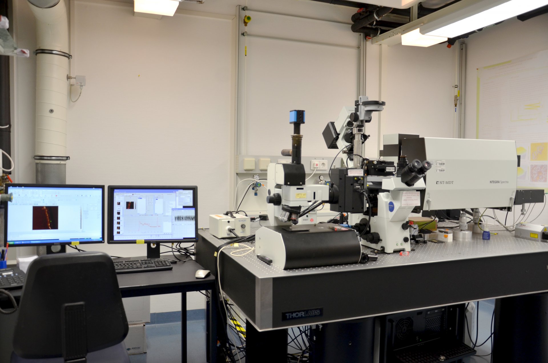 Das Rasterkraftmikroskop ist mit dem RAMAN-Spektrometer kombiniert. (© Max-Planck-Institut für Marine Mikrobiologie, K. Matthes)