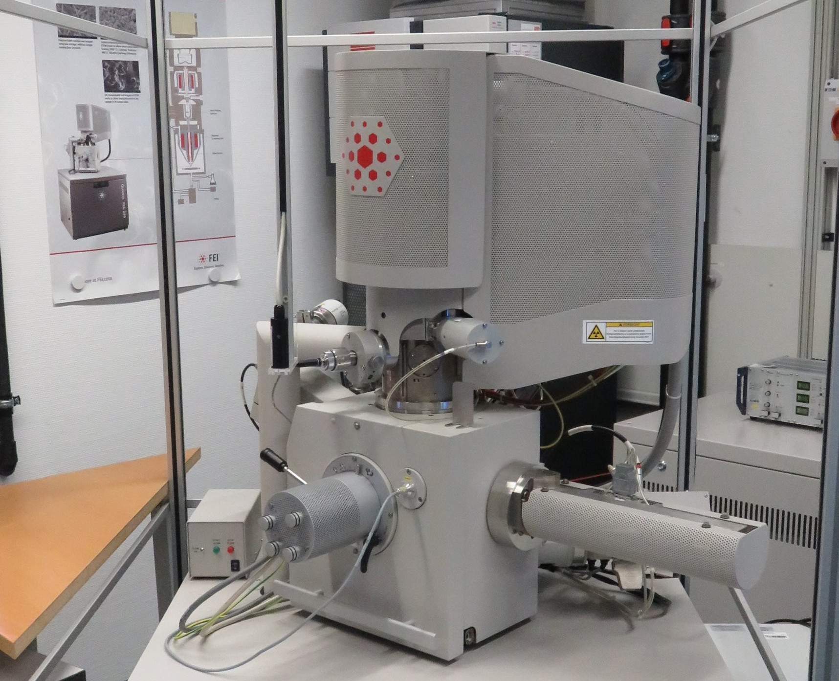 Our scanning electron microscope FEI Quanta 250 FEG ESEM (© Max-Planck-Institut für Marine Mikrobiologie, S. Littmann)