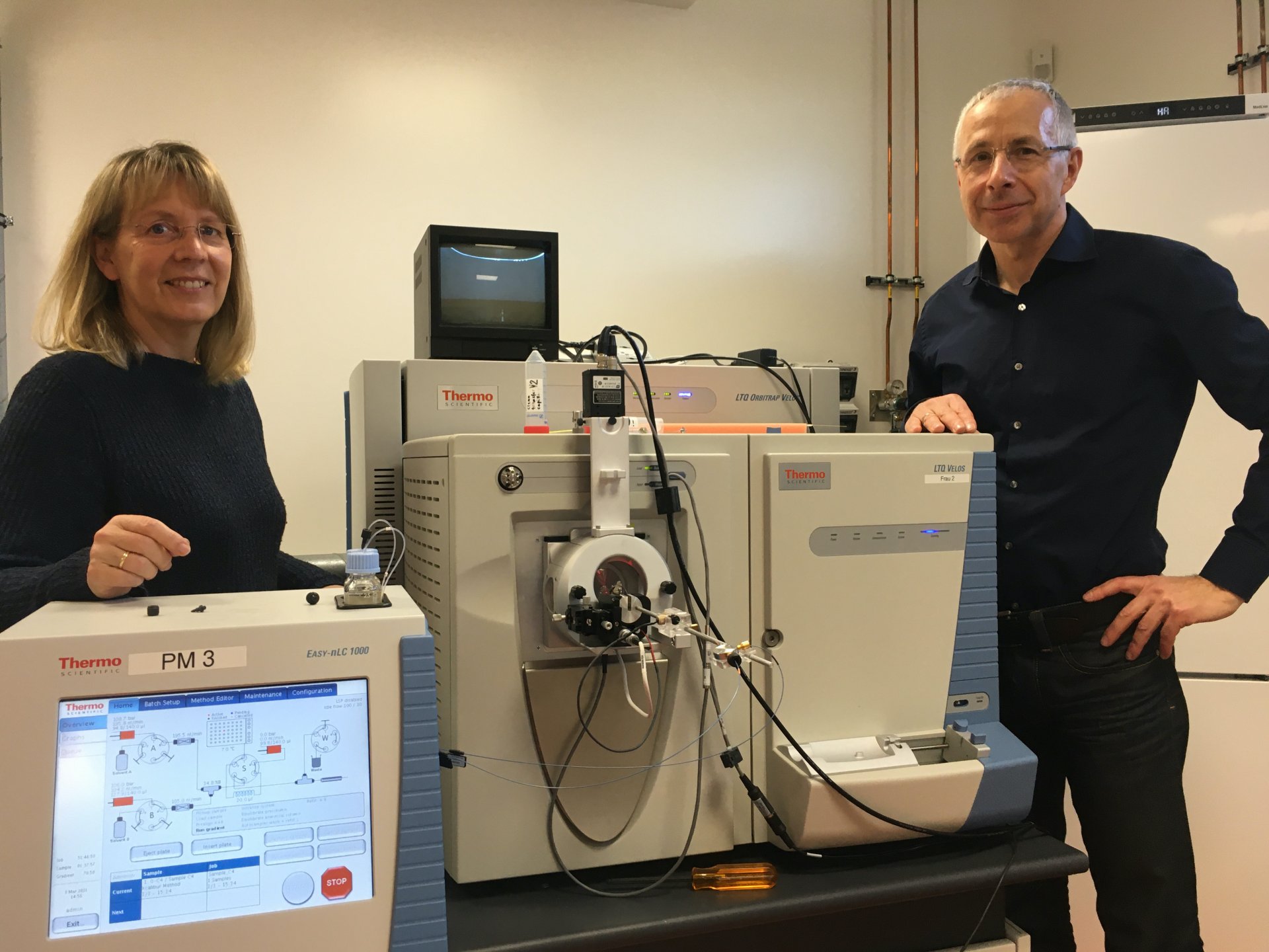 Co-authors Dörte Becher and Thomas Schweder from the University of Greifswald in front of the mass spectrometer used in this study. © Institute for Microbiology, University of Greifswald / D.Becher 
