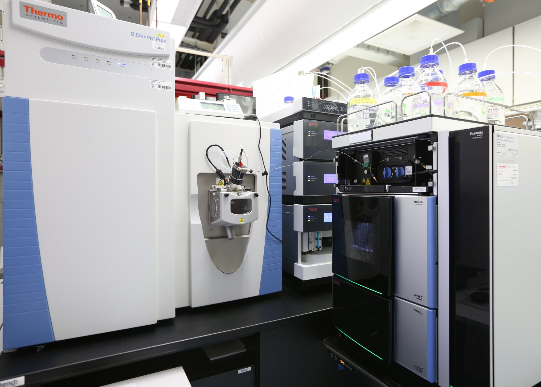 High performance liquid chromatograph (right) coupled to a mass spectrometer (left) (HPLC-MS) (© Max Planck Institute for Marine Microbiology/ K. Matthes)