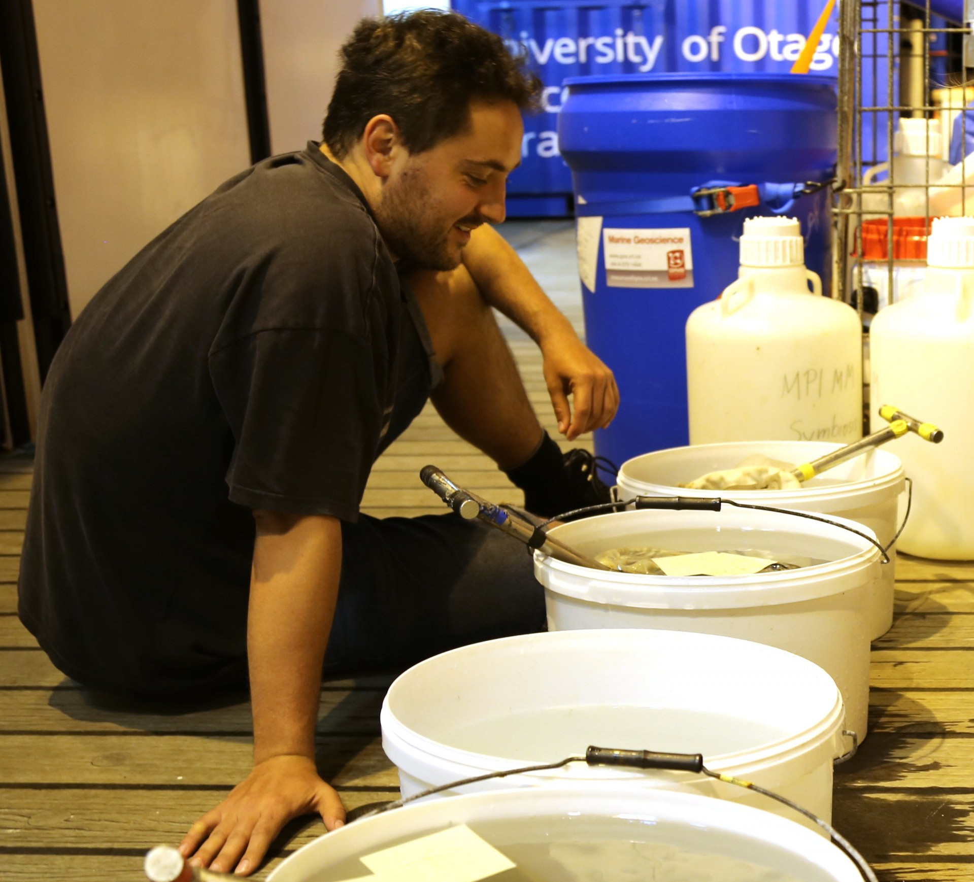 Benedikt Geier, another winner of the Otto Hahn Medal, takes a look at his research objects - deep-sea mussels - on board the research vessel FS Sonne. (© Marie Heidenreich)