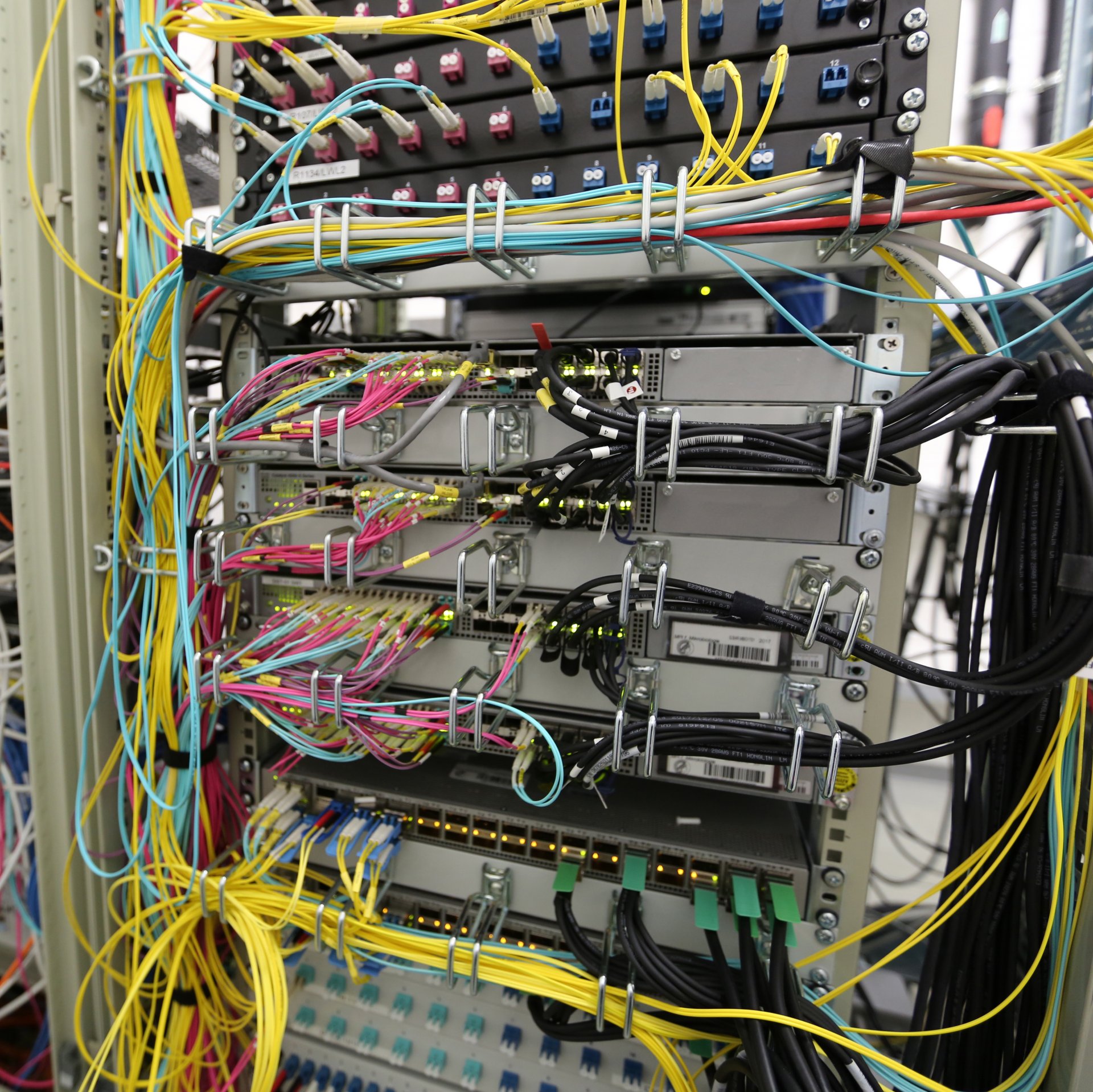 Viele Kabel verbinden die Computer miteinander. © Max-Planck-Institut für Marine Mikrobiologie/F. Aspetsberger