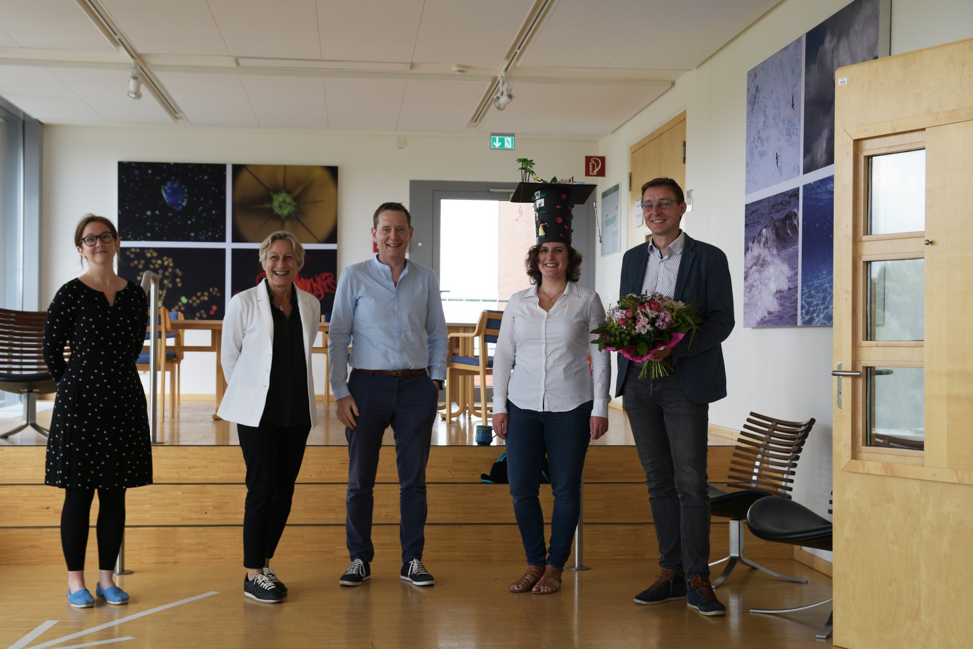 Congratulations: Dolma got her hat! (from left to right: Dr. Elizabeth Hambleton, Prof. Dr. Nicole Dubilier, Prof. Dr. Marcel Kuypers, Dolma Michellod, Dr. Manuel Liebeke) © Max Franke